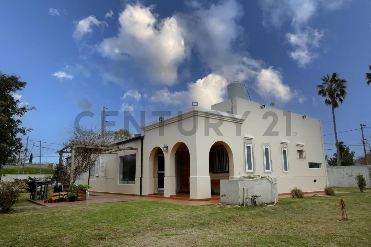 CASA EN VENTA EN LA PLATA DE 4 DORMITORIOS — foto 1