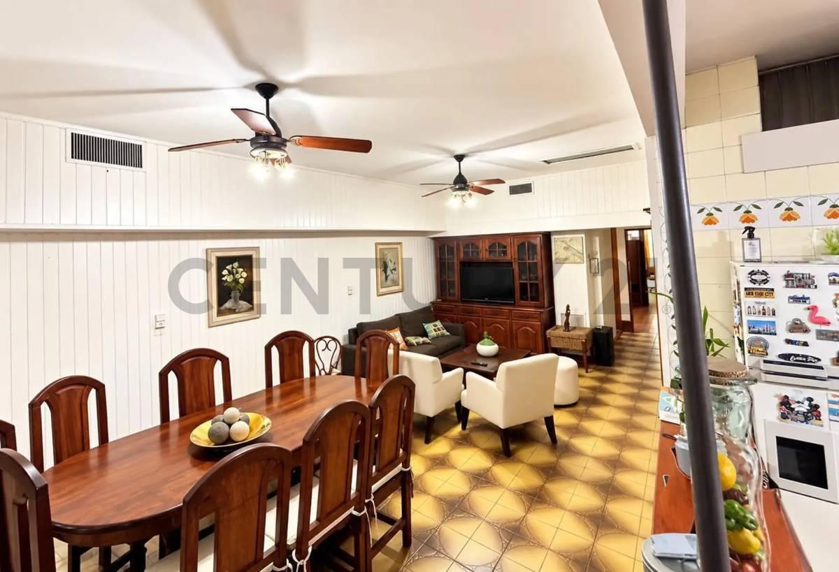 CASA EN VENTA DE 3 DORMITORIOS, COCHERA Y PARQUE EN LA PLATA — foto 1