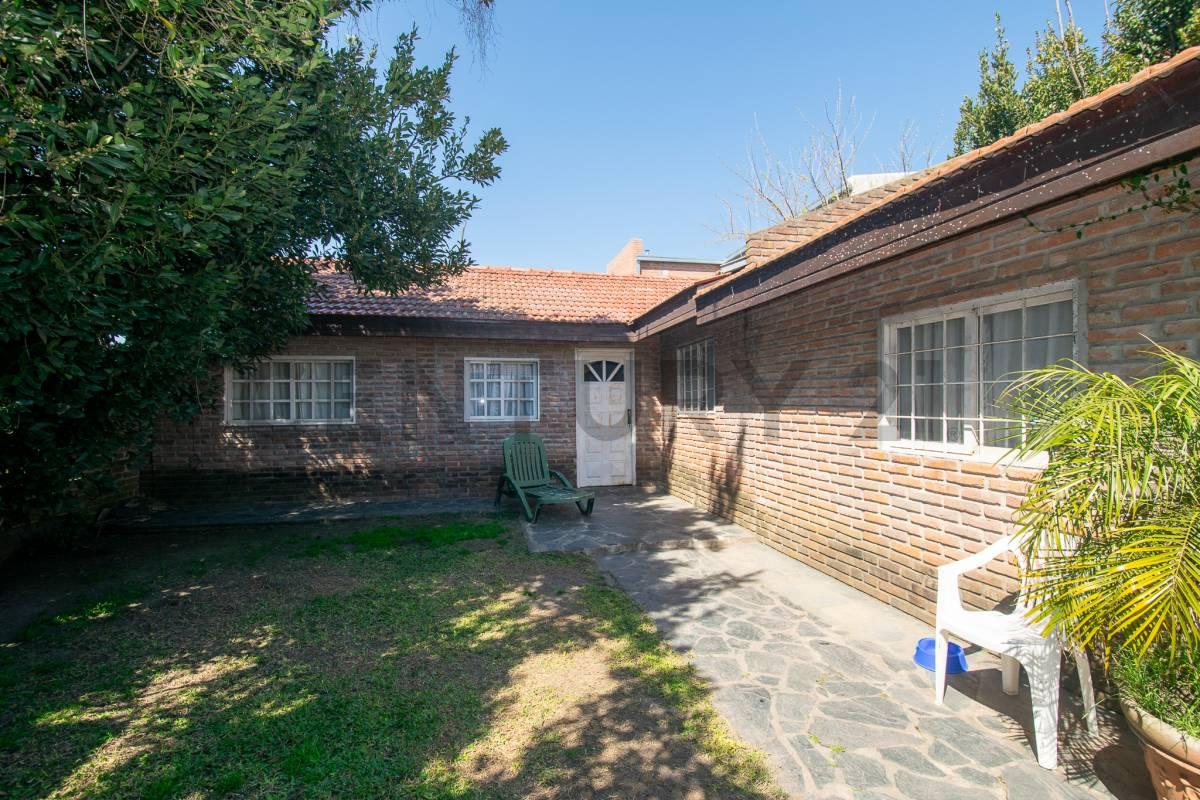 CASA EN VENTA EN LOS HORNOS 5 DORMITORIOS CON PARQUE PARRILLA QUINCHO — foto 1