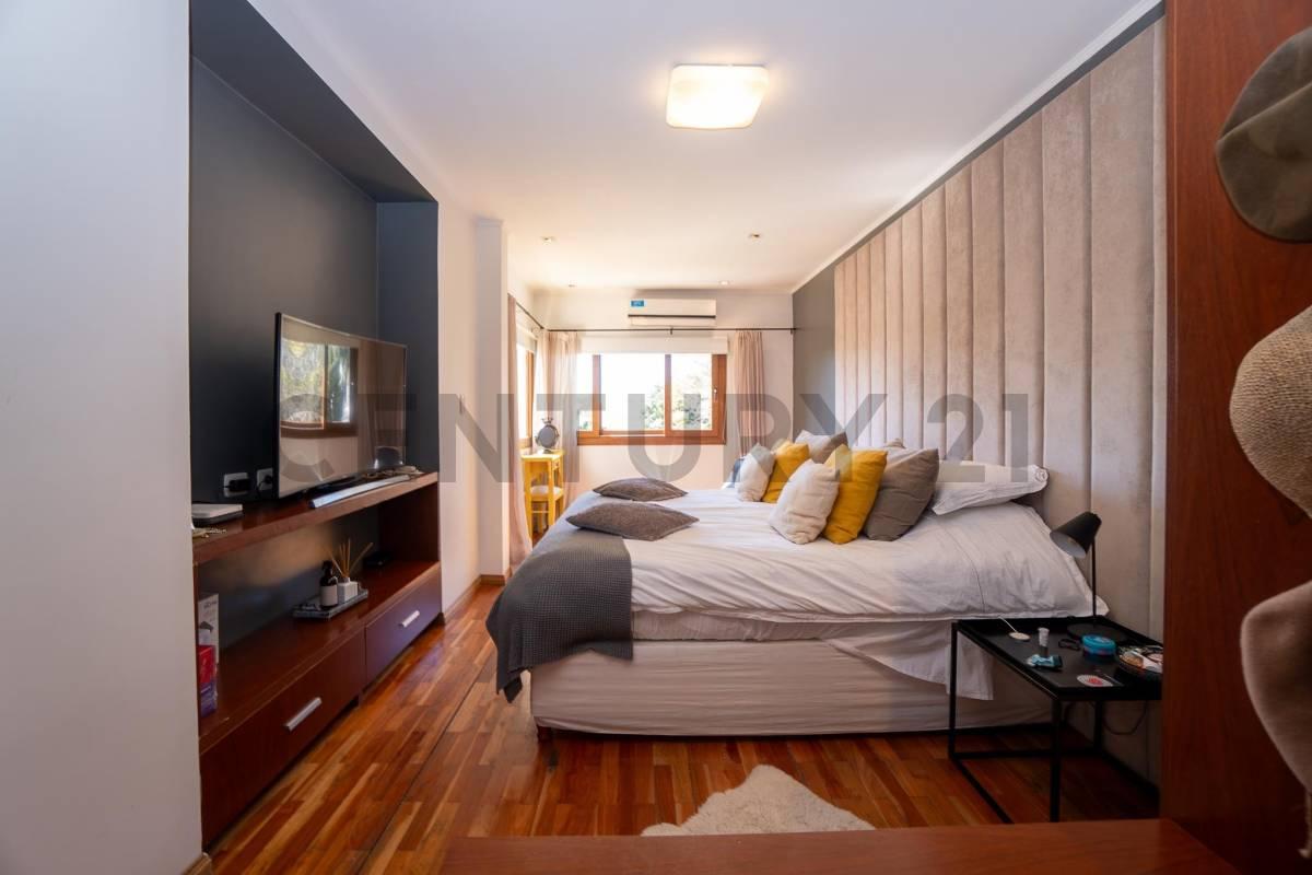 Casa en venta de 3 dormitorios + estudio en La Plata — foto 1