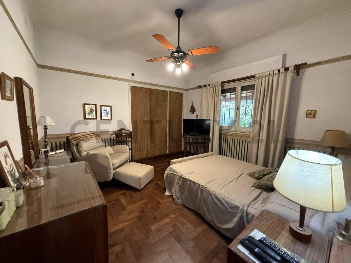 VENTA DE CASA EN CITY BELL, ENTRE CAMINOS CON GRAN PARQUE — foto 1