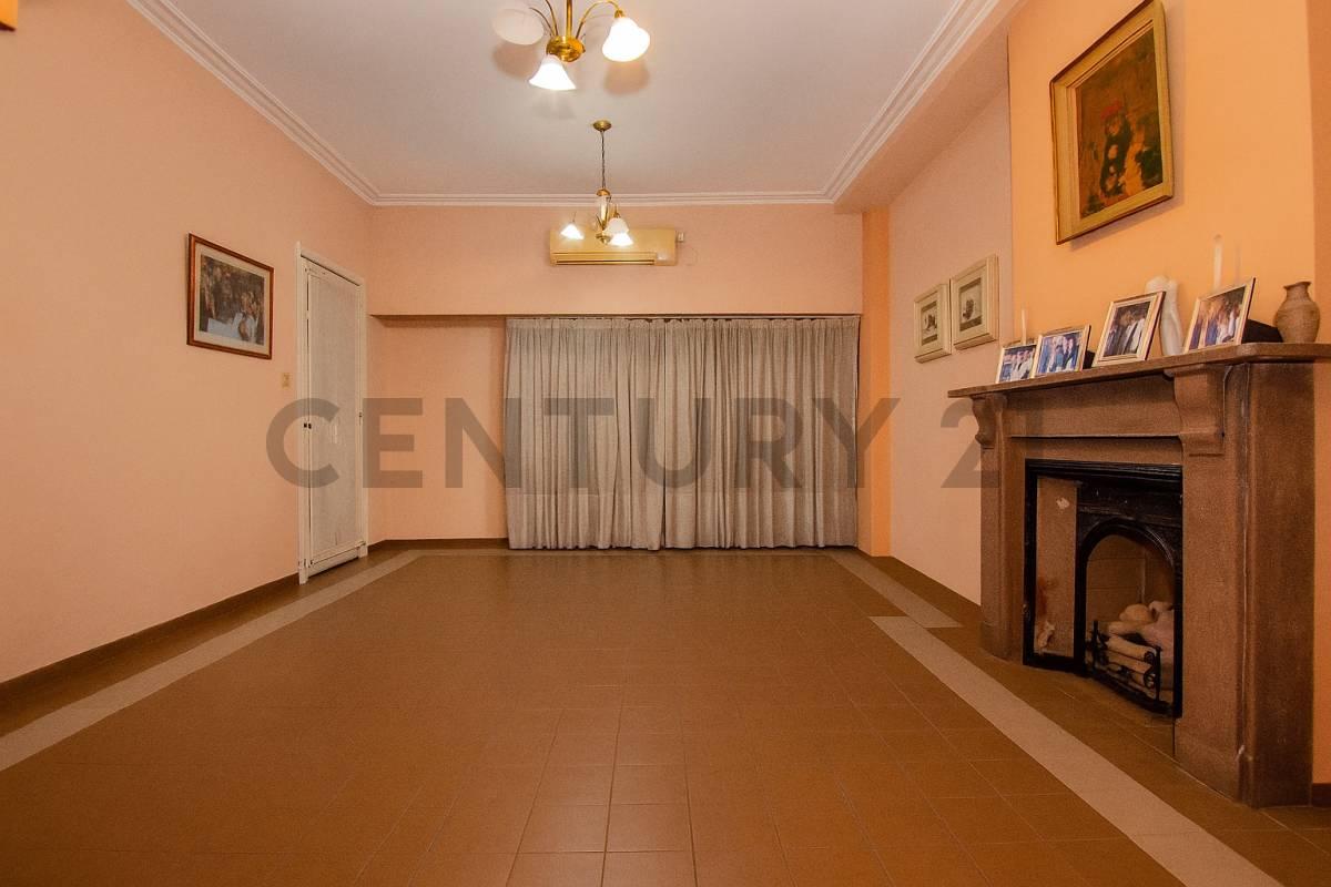 Venta Casa al frente de 4 dormitorios, patio y cochera en Echesortu — foto 1
