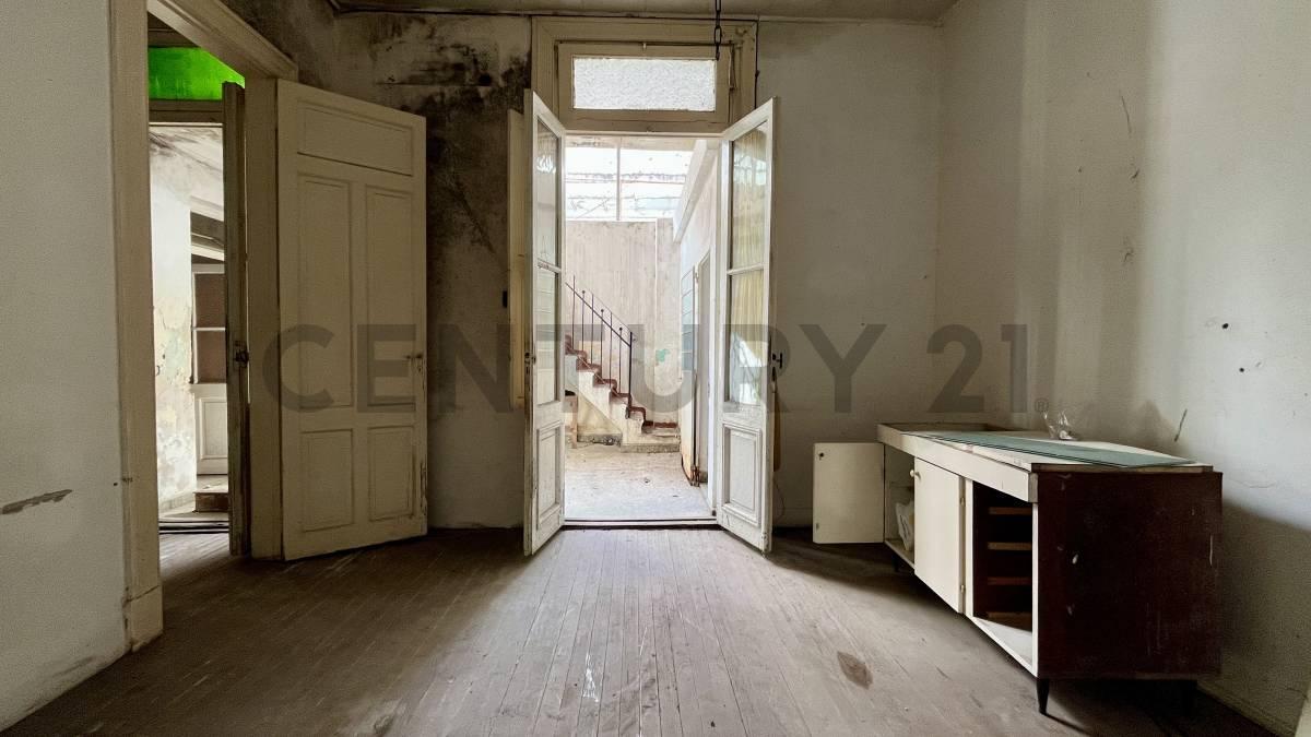 VENTA CASA A RECICLAR DOS DORMITORIOS, DE PASILLO EN BARRIO LOURDES — foto 1