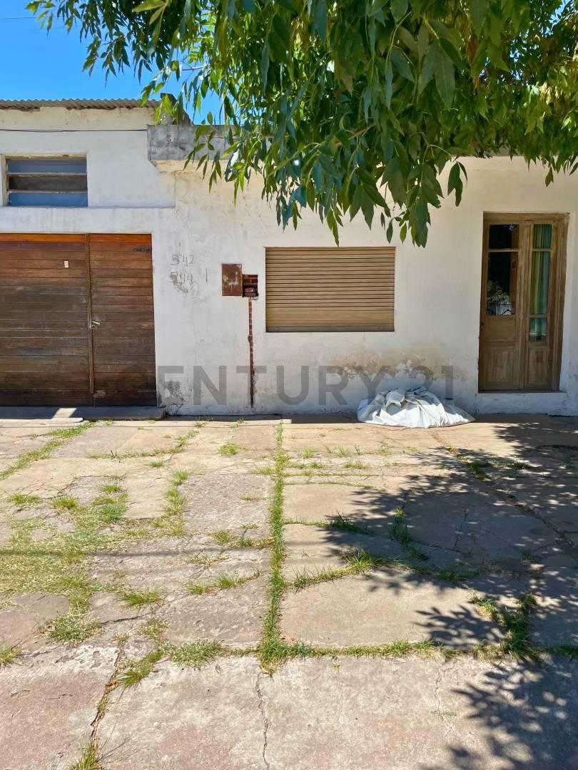 Venta Casa de 1 Dormitorio + comodín, con cochera y local a la calle | Fighiera — foto 1