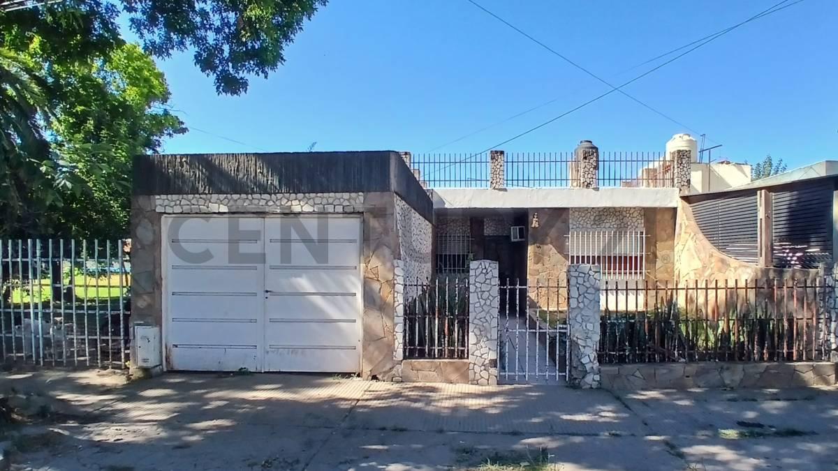 Venta Casa 3 Dormitorios con amplio jardín y pileta en Villa Gobernador Gálvez — foto 1