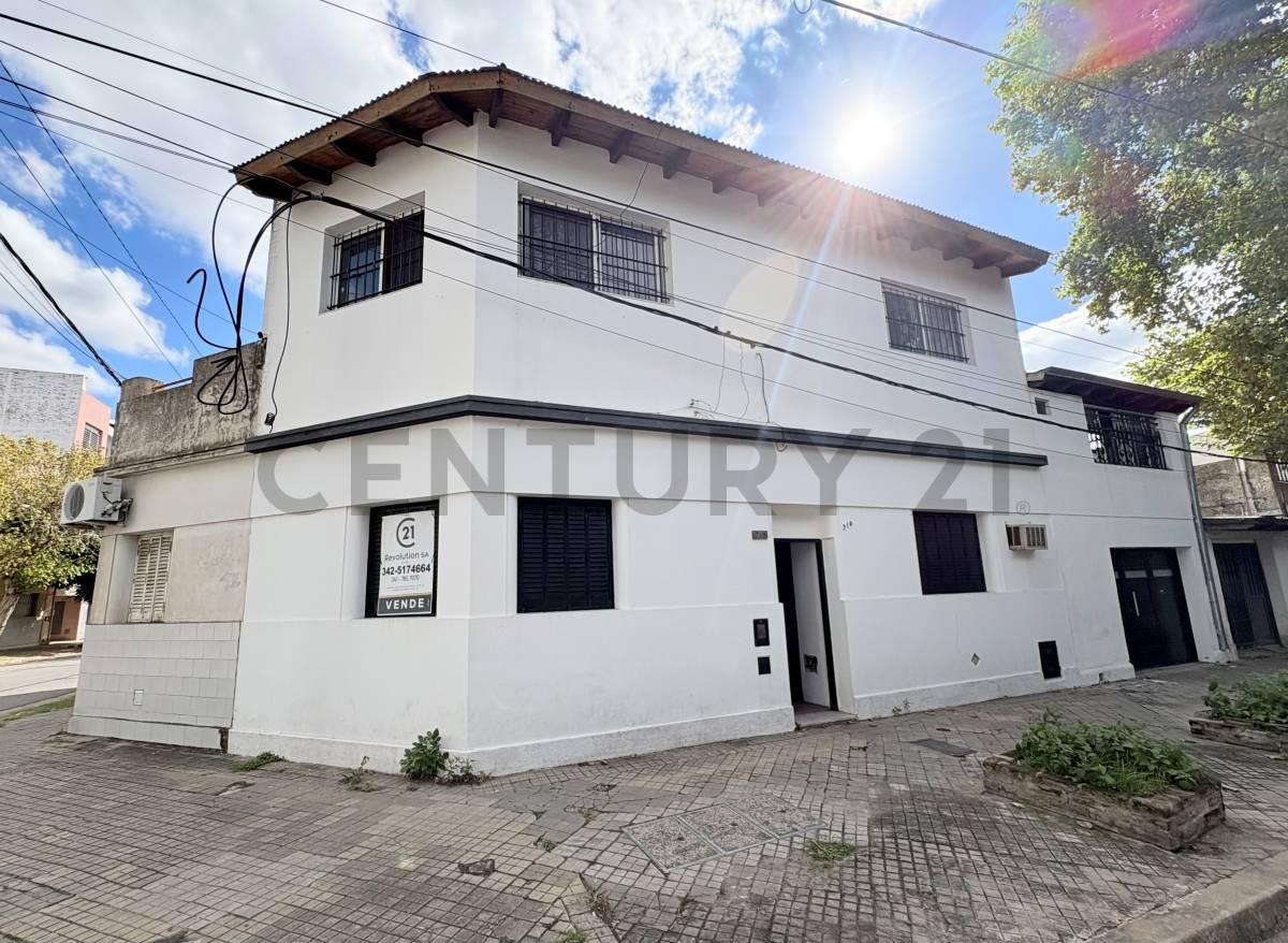 Venta Casa de 3 Dormitorios con cochera y quincho en Arroyito, Rosario — foto 1