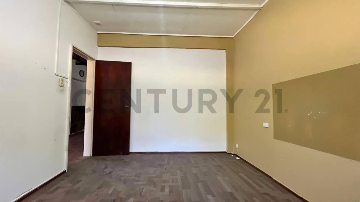 Venta Casa de 3 Dormitorios en esquina a reciclar en Granadero Baigorria — foto 1