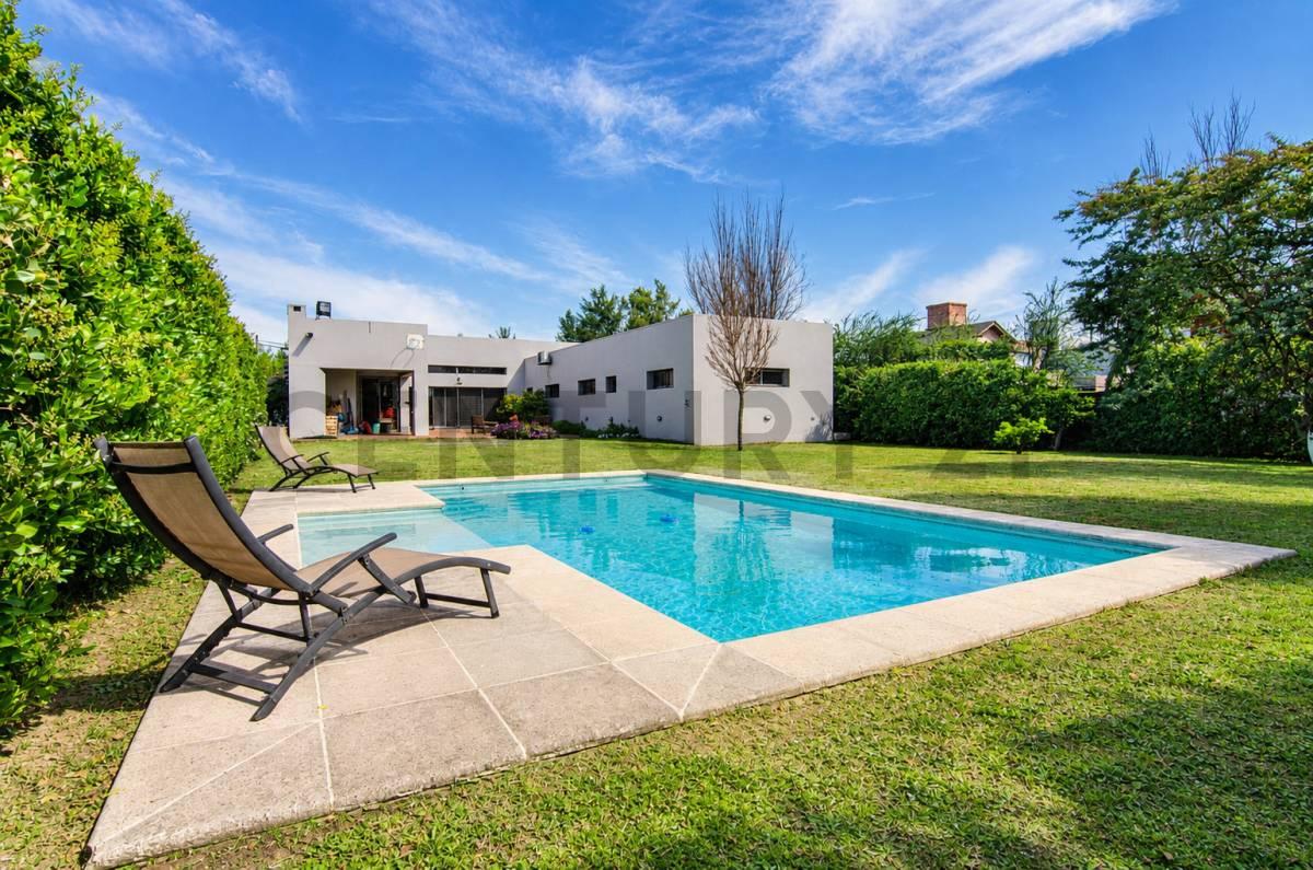 VENTA Casa 3 dormitorios + comodin con Jardín, Quincho y Pileta en Aldea, Fisherton - Génova 9564 — foto 1