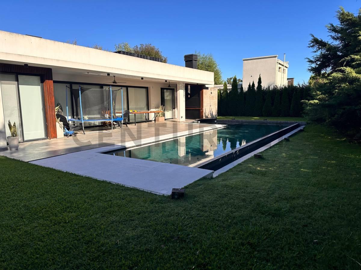 Casas en venta en La Cándida, con pileta, 2 dormitorios mas escritorio — foto 1