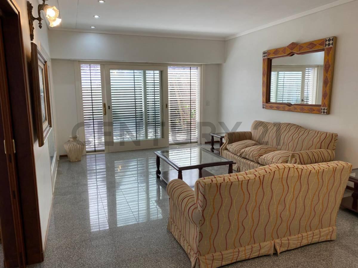 Casas en venta en La Plata, 4 dormitorios con pileta — foto 1