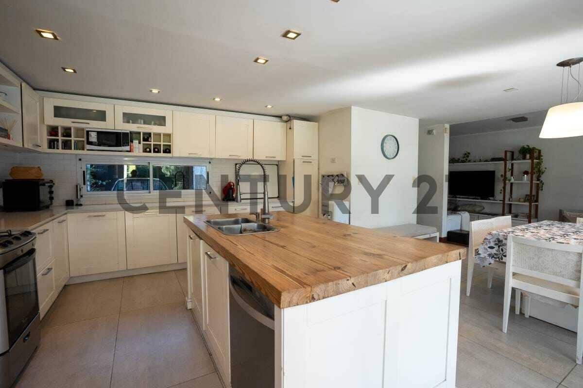 Casa de Categoría en Venta en City Bell con Parque, Pileta y Parrilla — foto 1
