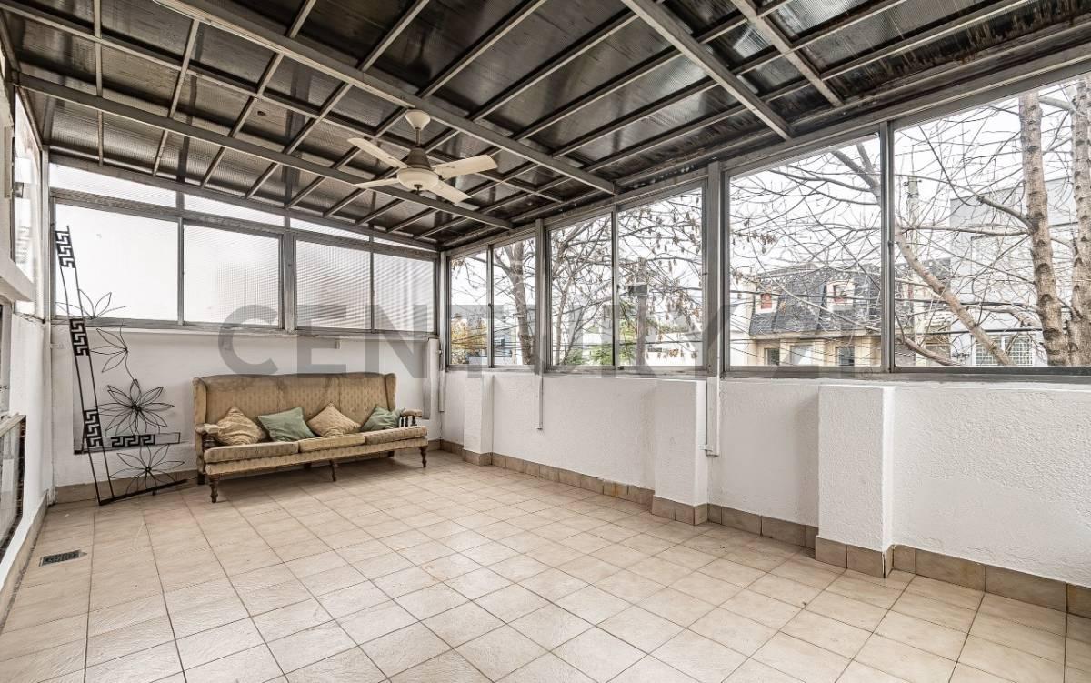 EXCELENTE PH AL FRENTE, 2 PLANTAS, DE 3 AMBIENTES, CON ESCRITORIO, QUINCHO Y PARRILLA – SIN EXPENSAS — foto 1
