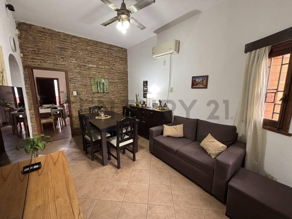 CASA EN VENTA DE 3 DORMITORIOS CON QUINCHO Y TERRAZA EN BARRIO ALBERDI — foto 1