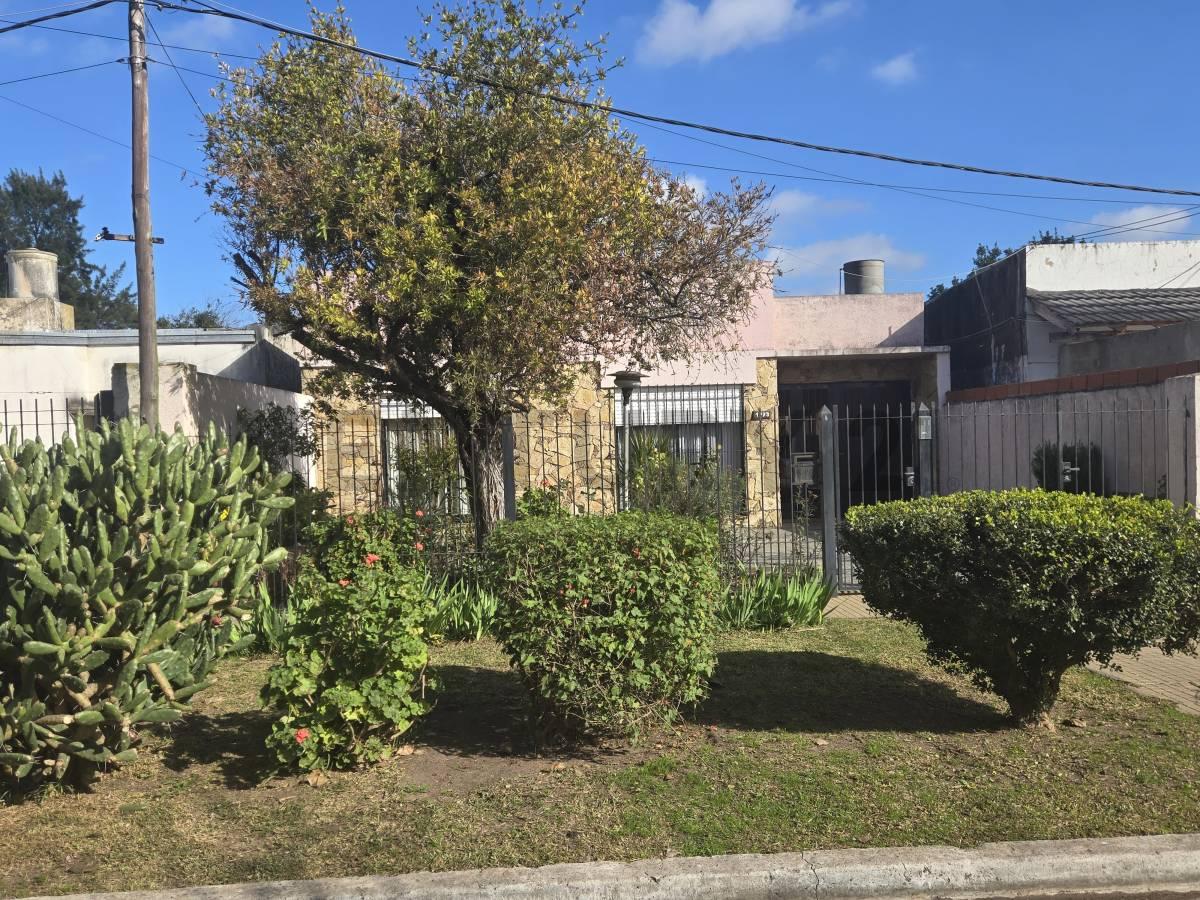 147 e/ 68 y 69 - CASA DE 3 DORMITORIOS CON GRAN PARQUE Y QUINCHO EN LOS HORNOS — foto 1