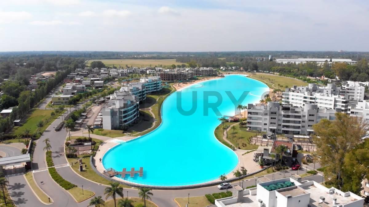 Monoambiente en venta con jardín, parrilla y cochera en Lagoon Pilar con salida directa a la laguna — foto 1