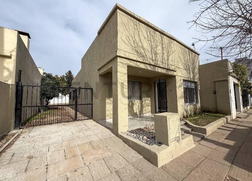 CASA EN VENTA EN EXCLUSIVA ZONA DE PILAR, 2 DORMITORIOS CON JARDÍN, GALERÍA Y PARRILLA — foto 1