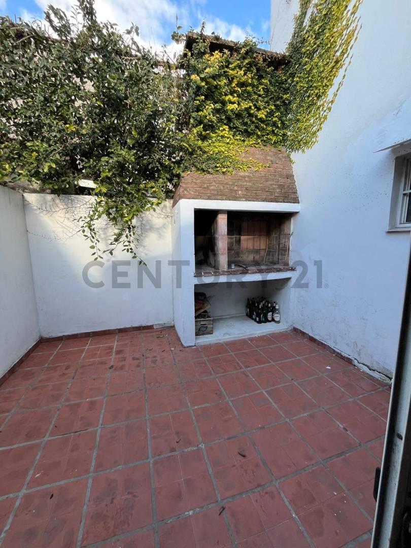 PH en venta con gran patio en Av. 25 e/ 71 y 72, La Plata. — foto 1
