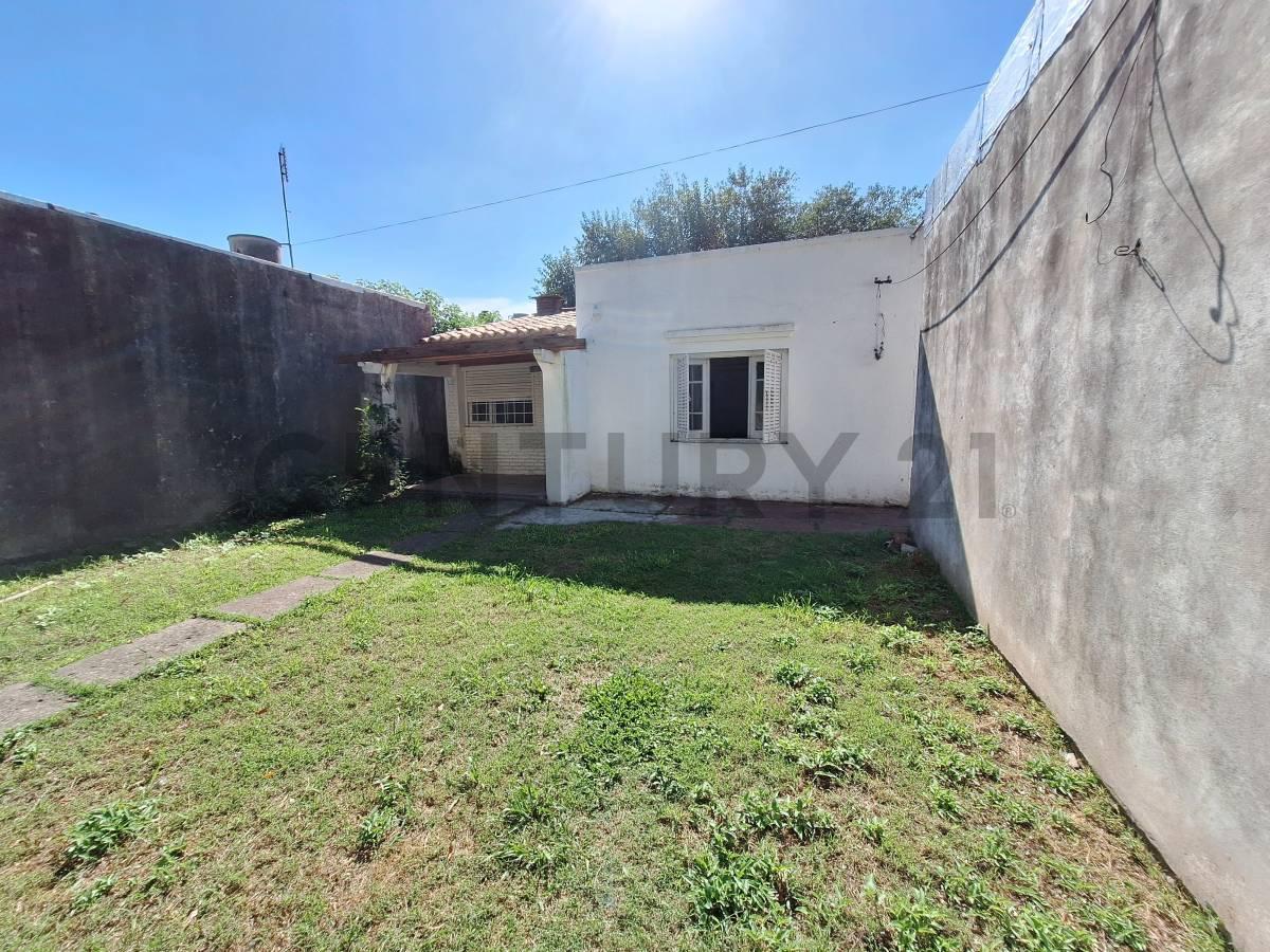 Casa 3 ambientes, con amplio jardin, Apto Credito!!! — foto 1