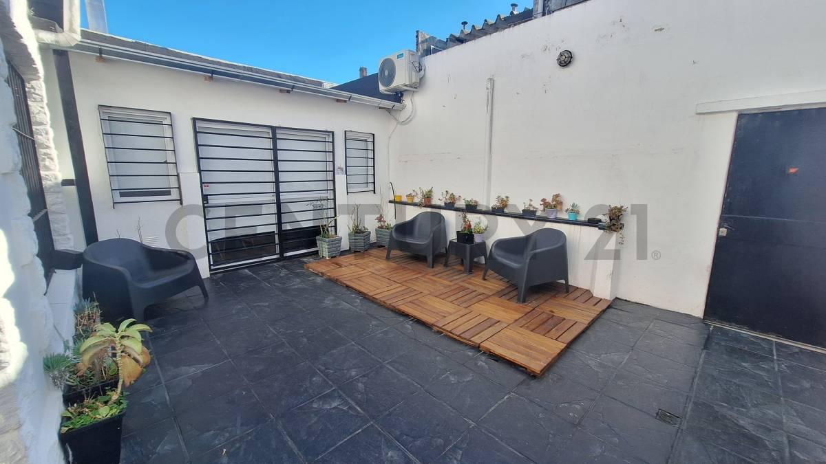 Venta de Casa 4 ambientes (tipo PH) con Patio y Terraza, Apto Crédito en Banfield, Lomas de Zamora. — foto 1