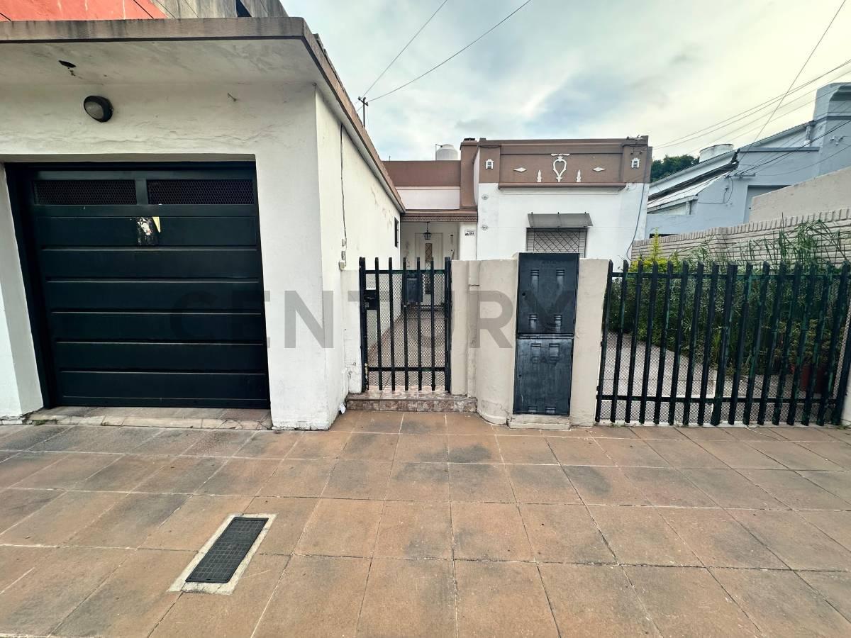 PH FRENTE C/COCHERA x 2 Y JARDIN y QUINCHO - CASEROS CENTRO — foto 1