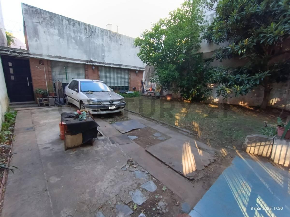 Venta de hermosa y amplia casa a refaccionar en Villa Luro . — foto 1