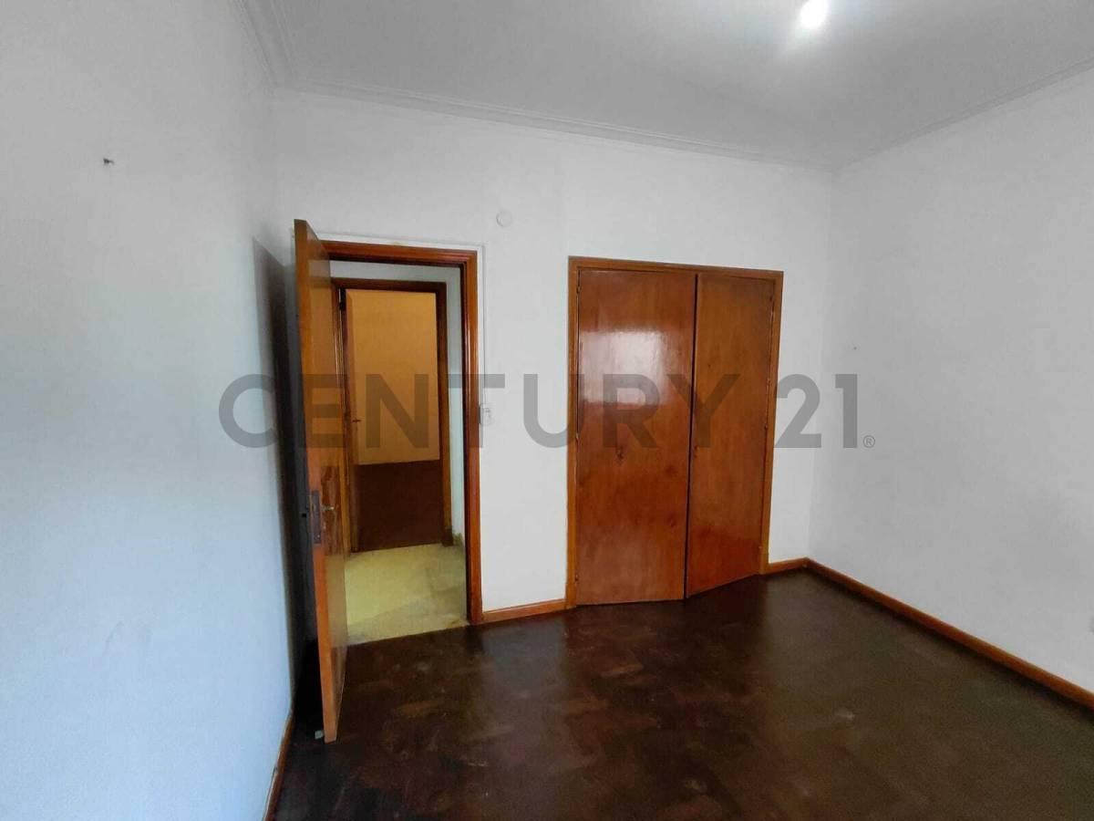 Venta Departamento 2AM/ Frente a Estación LANUS/ Primer piso por escalera. Amplio - Oportunidad — foto 1