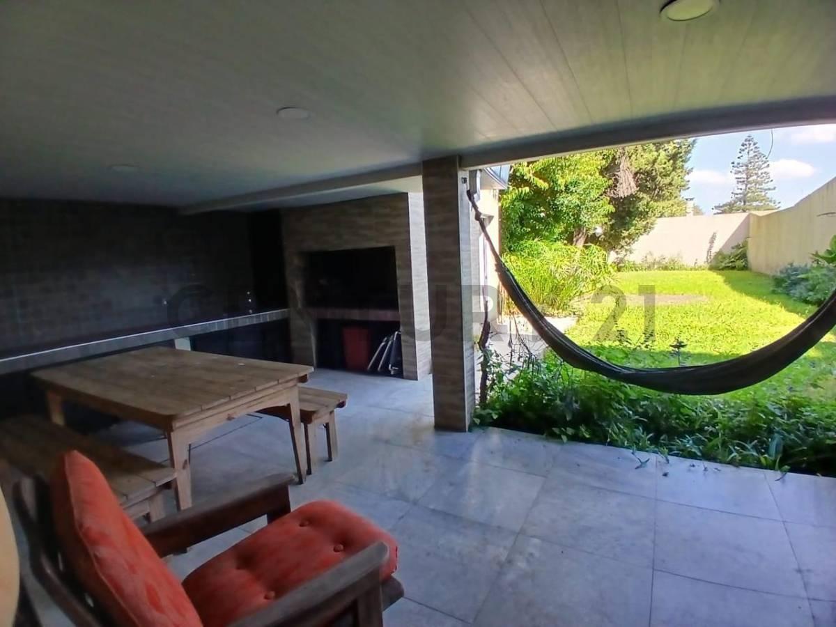 CASA DE 2 DORMITORIOS CON JARDIN Y COCHERA EN VENTA — foto 1
