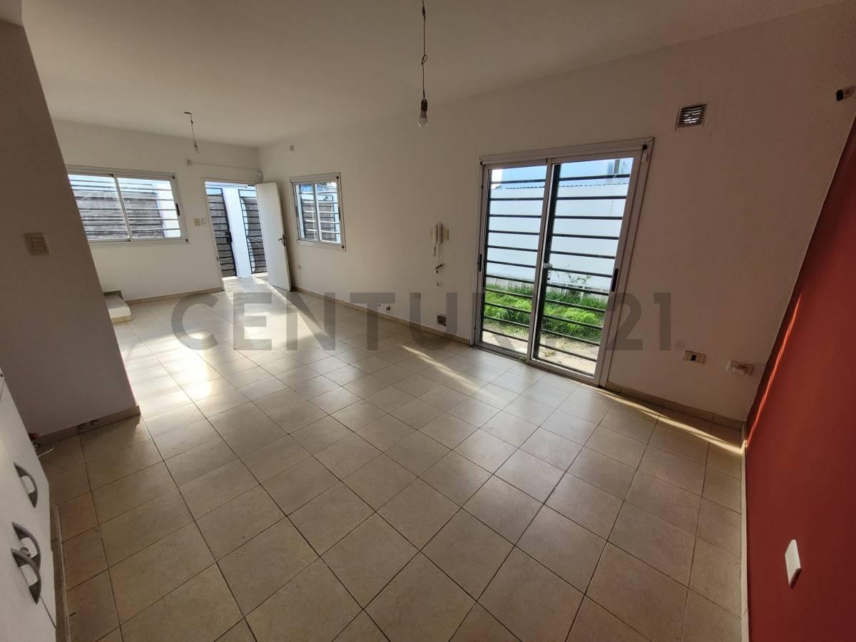 Duplex de 2 Dormitorios con Cochera en Venta en Ringuelet — foto 1