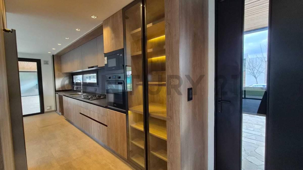 CASA EN VENTA EN LUJAN DE CUYO — foto 1
