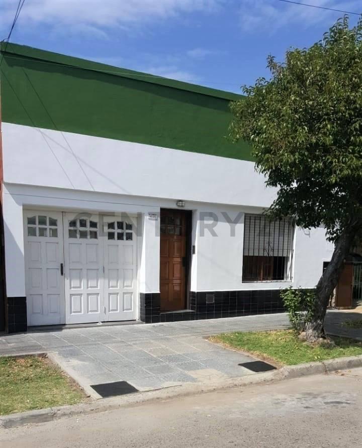 Impecable Casa en Bernal Oeste | 3 Ambientes con Terraza y Cochera | Zona Residencial — foto 1