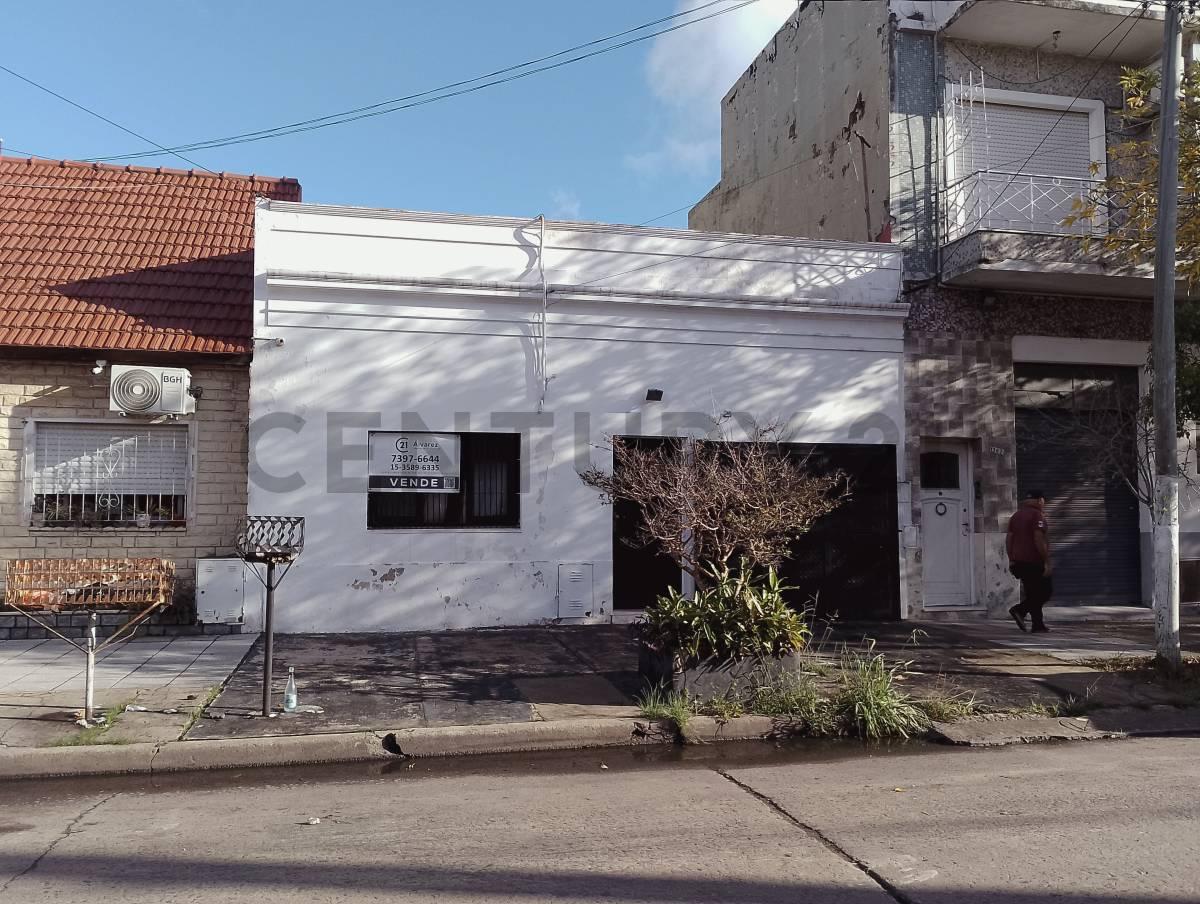 CASA 3 AMBIENTES CON COCHERA, TERRAZA Y GRAN JARDÍN DE 215 m² LIBRES – EXCELENTE UBICACIÓN — foto 1