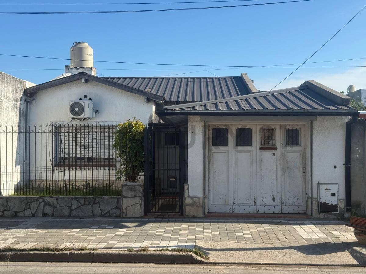 CASA EN VENTA 5 AMBIENTES CON PATIO Y GARAJE EN REMEDIOS DE ESCALADA — foto 1