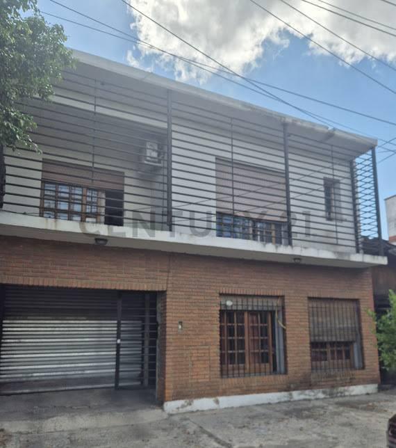 CASA 5 AMBIENTES EN VENTA EN LANUS CON COCHERA — foto 1