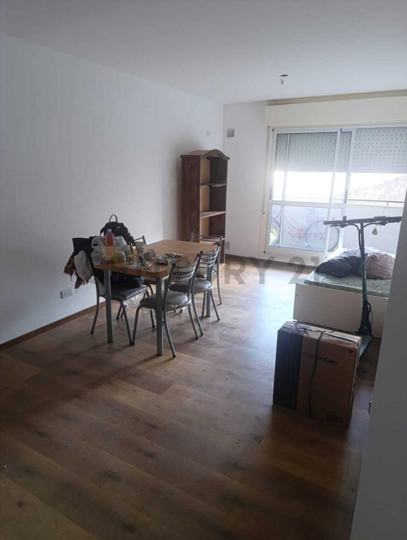 Alquiler - Departamento al frente con balcón 2 dormitorios zona centro - Rosario — foto 1