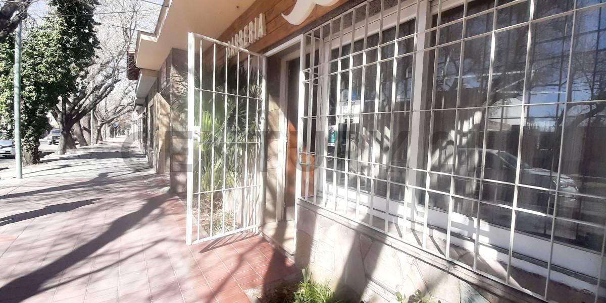 CENTURY 21 VENDE AMPLIA PROPIEDAD EN CUARTA SECCIÓN OESTE EN LA CIUDAD DE MENDOZA — foto 1