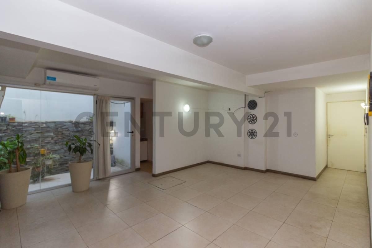 ALQUILER OFICINA, PLANTA BAJA CON PATIO, COCINA, BAÑO, ESPACIO DE GUARDADO, BARRIO ABASTO, ROSARIO — foto 1