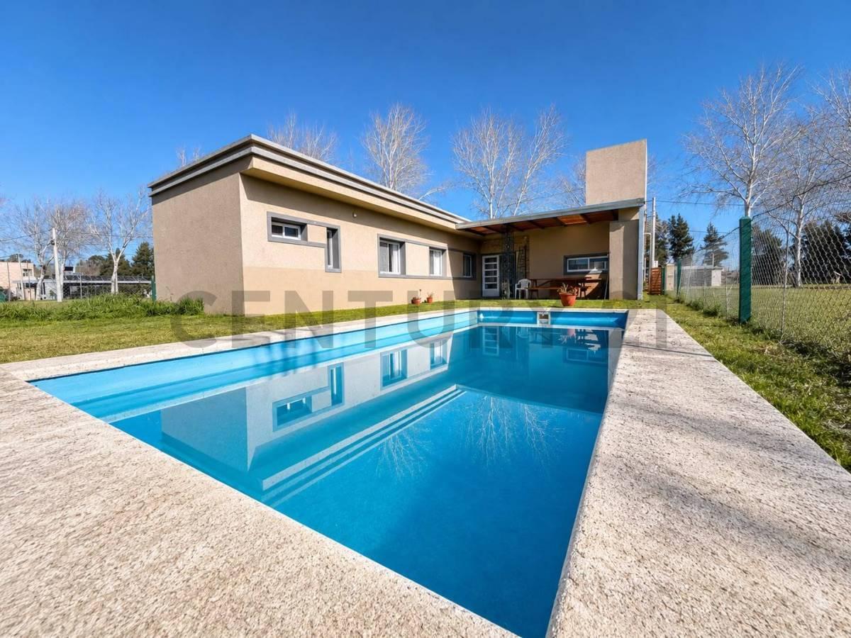 VENTA CASA TRES DORMITORIOS, PILETA, COCHERA, DOS BAÑOS, BARRIO PRIVADO, PINARES DEL SUR, PIÑERO. — foto 1