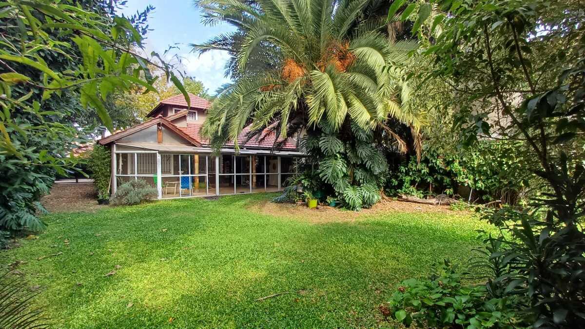 Casa en venta 4 / 5 ambientes en gran lote parquizado — foto 1