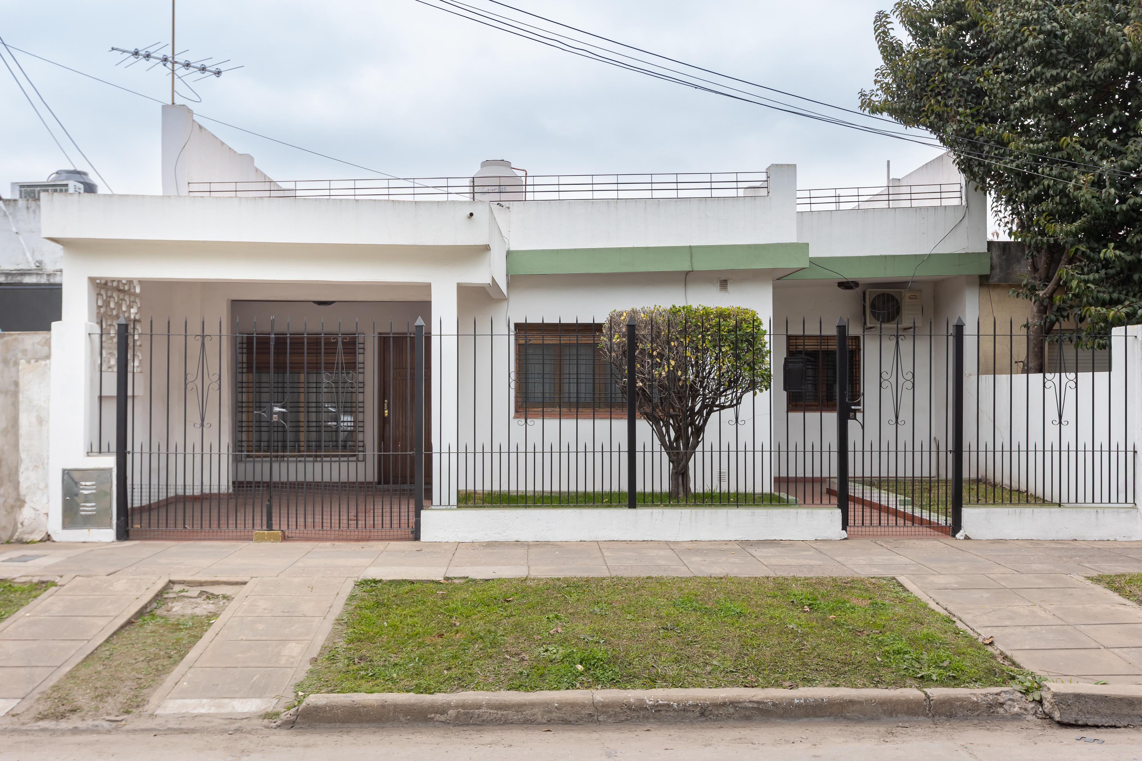 Casa 4 Ambientes APTA CRÉDITO sobre lote de 242 m² | Cochera, Gran Parque y Potencial de Ampliación — foto 1