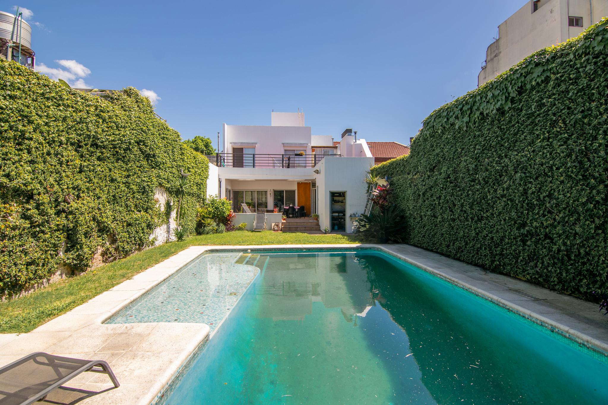 Venta - Casa 5 ambientes con galeria, jardin, pileta y cocheras en Villa Devoto — foto 1