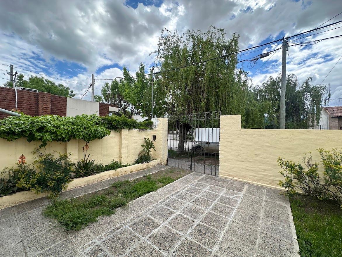 Casa EN VENTA ¡Apta Credito Hipotecario! Zona Céntrica, General Roca.- — foto 1