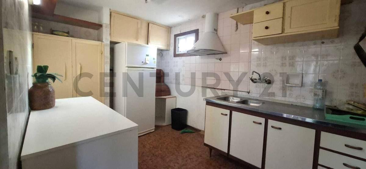 En venta propiedad multifuncional: Casa principal, quincho tipo monoambiente, cabaña 3 ambientes y depósito en Barrio Melipal km 4 — foto 1