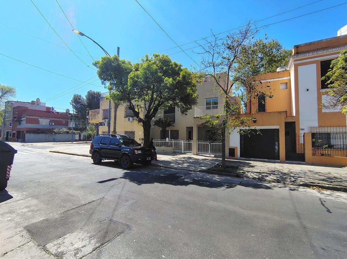 Casa de 5 Dormitorios Refaccionada a Nuevo en Flores, C.A.B.A. — foto 1