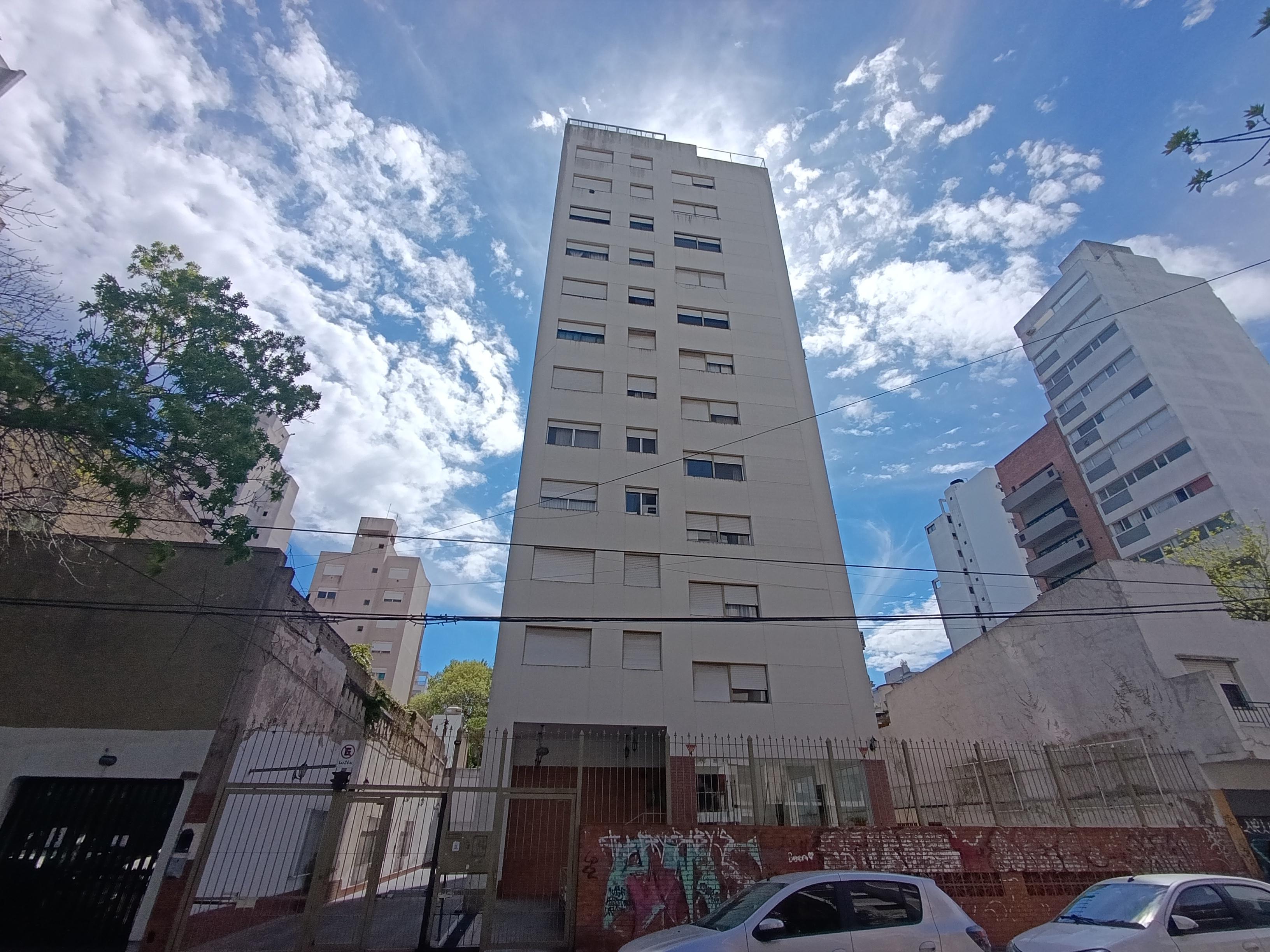 Venta depto 1 dorm. con cochera y baulera – 55 e/ 4 y 5 – luminoso, impecable y seguridad 24 hs — foto 1