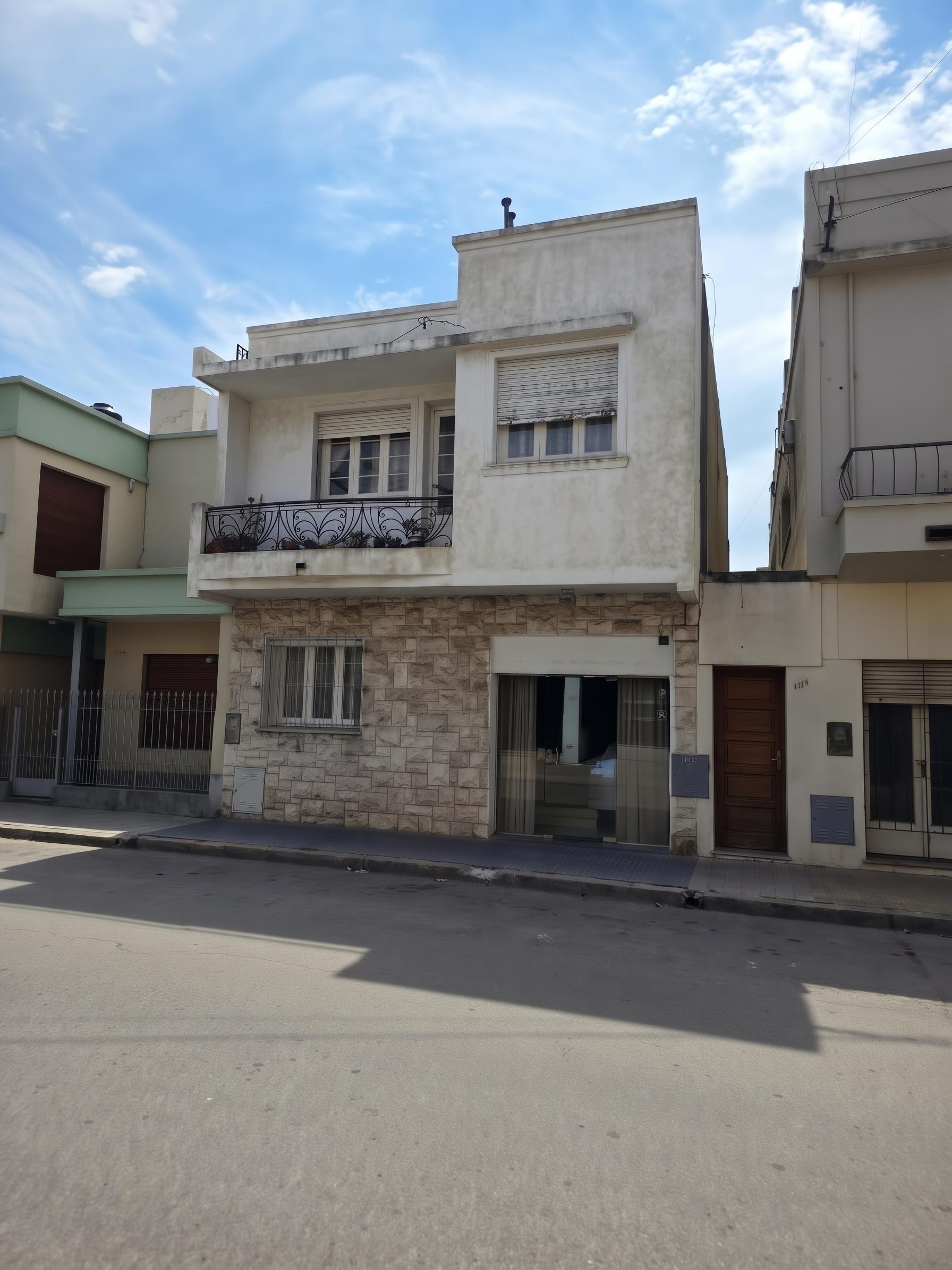 Imponente Propiedad en el Centro de Rio Cuarto 300 m² Cubiertos Espacio Comercial/Profesional + Residencia Familiar y Gran Patio con Piscina — foto 1