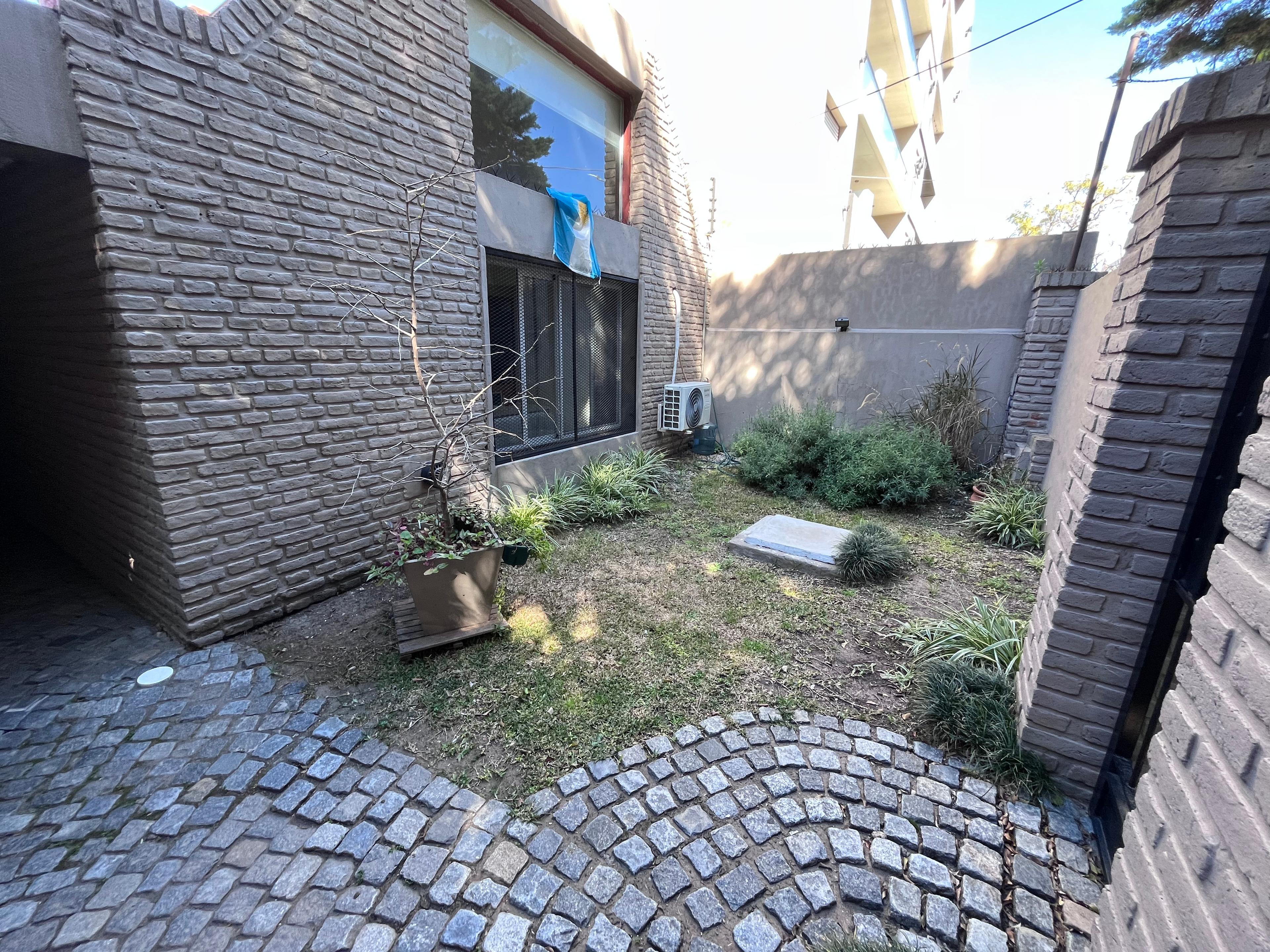 VENTA CASA 4 AMB ITUZAINGO NORTE COCHERA, JARDIN Y PATIO — foto 1
