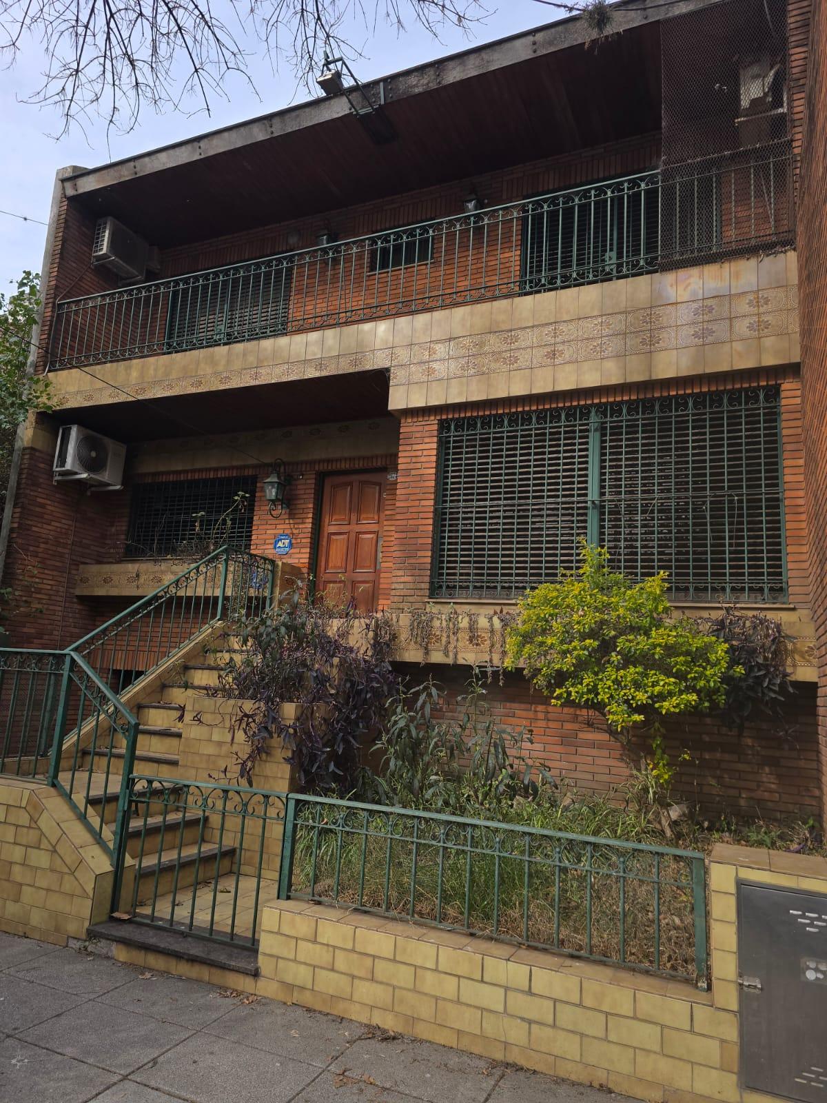 VENTA - SOLIDA Y LUMINOSA CASA EN VILLA DEL PARQUE DE CUATRO AMBIENTES. GARAGE PARA TRES AUTOS — foto 1