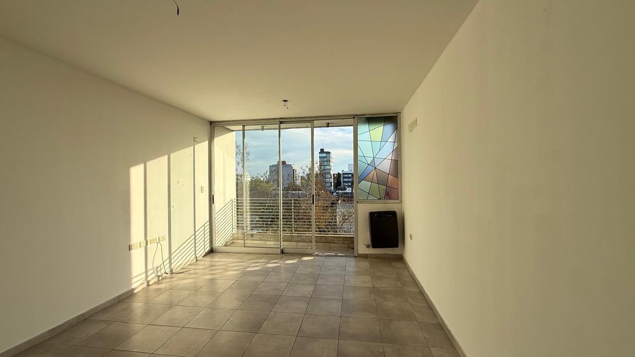 DEPARTAMENTO EN ALQUILER 1 DORMITORIO CON COCHERA EN LA PLATA — foto 1
