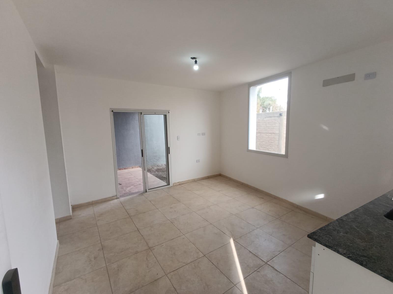 Alquile Dpto 2 dormitorios con patio y cochera en Santa Lucia — foto 1