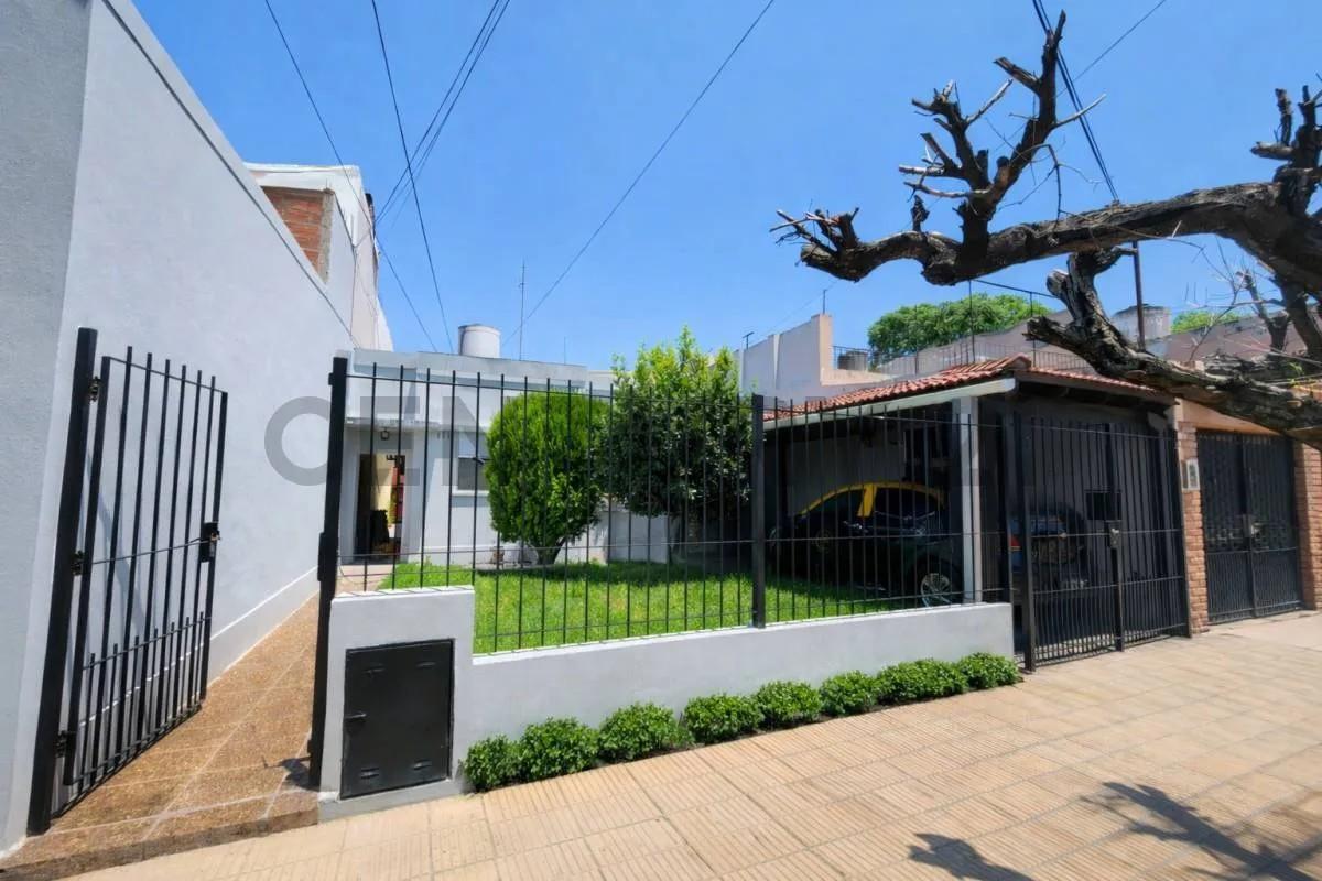 Oportunidad!! Casa Multifamiliar con Jardin y Cochera - Ideal Inversor - Acepta Permuta — foto 1